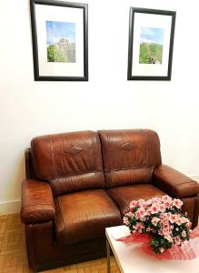 A seating area at Hostal Los Arcos