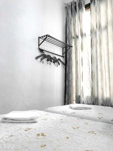 A bed or beds in a room at Hostal Los Arcos