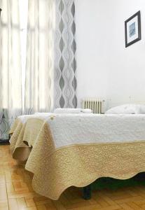 A bed or beds in a room at Hostal Los Arcos
