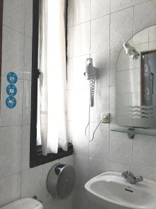 A bathroom at Hostal Los Arcos