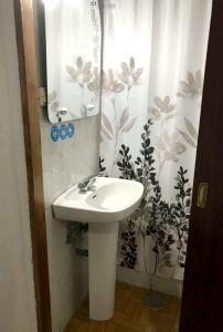 A bathroom at Hostal Los Arcos