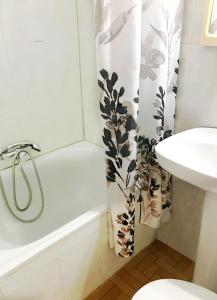 A bathroom at Hostal Los Arcos