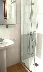 A bathroom at Hostal Los Arcos Még 22 kép
