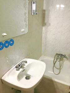 A bathroom at Hostal Los Arcos