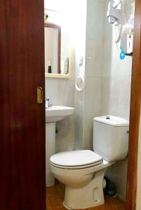 A bathroom at Hostal Los Arcos