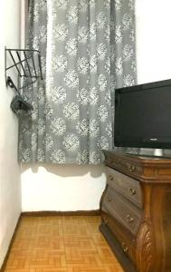 A television and/or entertainment centre at Hostal Los Arcos