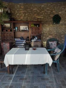 une table avec un chiffon de table blanc dans l'établissement La Ería de Colombres, à Colombres