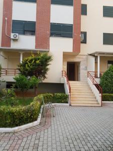 un edificio con una escalera frente a un edificio en Apartament Joni, en Golem