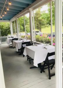 A restaurant or other place to eat at Woodbound Inn