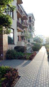 a brick sidewalk in front of a building at Pelican - Czarny Dwór A in Zaspa