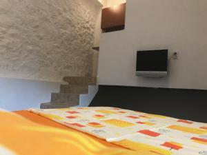 een slaapkamer met een bed en een tv aan de muur bij Apartmani Pavicevic in Podgorica