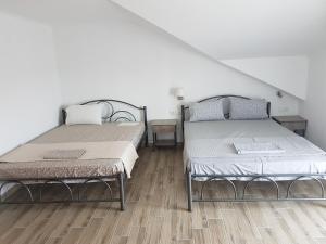 Un pat sau paturi într-o cameră la Villa Giannis Apartments
