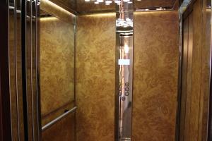 uma cabina de duche ao nível do chão com uma porta de vidro num quarto em Appartamenti Residenza Pineta em Molveno
