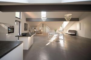 cocina y sala de estar con mesa y sillas en Ferienwohnung Atelier Maschinenhaus, en Meisenheim