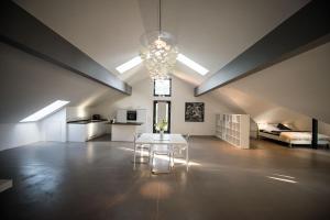 a large room with a table and a bed at Ferienwohnung Atelier Maschinenhaus in Meisenheim
