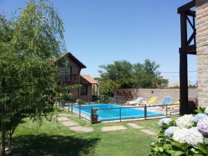 uma piscina no quintal de uma casa em Cabañas Euzkadi em Merlo