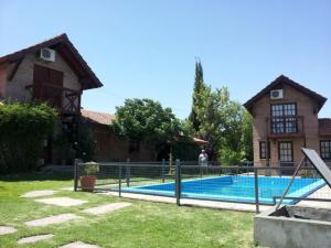 בריכת השחייה שנמצאת ב-Cabañas Euzkadi או באזור