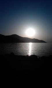 una puesta de sol sobre un cuerpo de agua en Kindale House, en Helmsdale