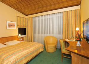 Ένα ή περισσότερα κρεβάτια σε δωμάτιο στο Burghotel