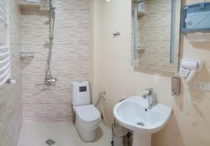a bathroom with a toilet and a sink at Hotel SHIBI in Jut'a