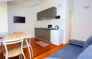 
A kitchen or kitchenette at Apartments Crozy
