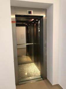 un ascensor en un edificio con la puerta abierta en Sea Breeze, en Sveti Vlas