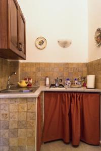 Virtuvė arba virtuvėlė apgyvendinimo įstaigoje Le Casette di Laura