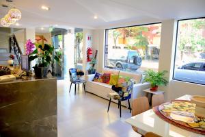 Mandala Hotel في انكارناسيون: غرفة معيشة مع أريكة وطاولة