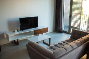 TV a/nebo společenská místnost v ubytování Palm Aparthotel
