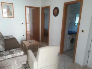 sala de estar con sofá y lavadora en Pejić Apartments, en Pula