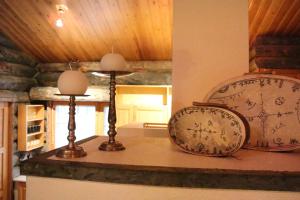 licznik z dwoma lampami i zegarem w obiekcie Avatar Kelo Cottage w mieście Ruka