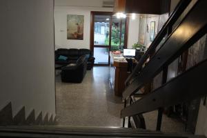 um corredor com uma sala de estar com um sofá e uma mesa em Hotel Diana em Cassino
