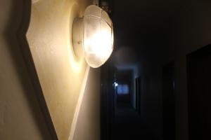 uma luz no lado de uma parede num corredor em Hotel Diana em Cassino