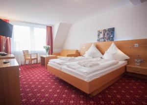 ein Schlafzimmer mit einem großen Bett in einem Zimmer in der Unterkunft Hotel Hessenhof in Winterberg