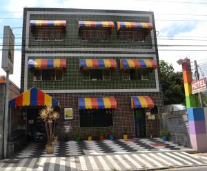 un edificio con sombrillas coloridas delante en Hotel - Pousada do Arco Iris en Osasco