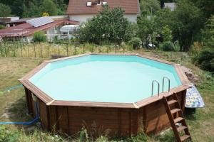 Bazén v ubytování Ferienwohnung Stettfeld nebo v jeho okolí