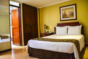 A bed or beds in a room at Hotel Centro Internacional