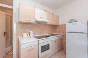 Kuchyň nebo kuchyňský kout v ubytování Apartmani Bego