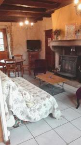 sala de estar con cama y chimenea en Gite de charme au coeur de la Bourgogne, en Santigny
