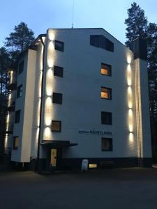 un edificio con luces en el lateral. en Hotelli Mäntylinna, en Ylihärmä