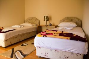 - une chambre avec 2 lits et un tapis dans l'établissement Apartments Lux seaview, à Bar