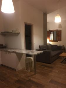 een keuken en een woonkamer met een tafel en een bank bij Apocalypsis Houses in Skala