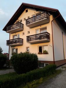 - un bâtiment avec des balcons sur le côté dans l'établissement M&N Zafran, à Grabovac