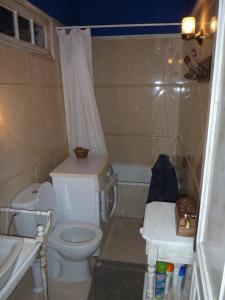 AbadesにあるCasa Evaのバスルーム(トイレ、洗面台、バスタブ付)