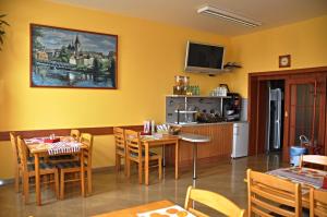 TV a/nebo společenská místnost v ubytování Hotel U Radnice