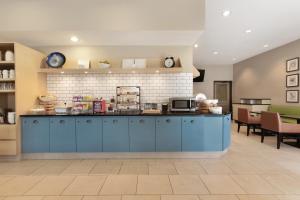 Dapur atau dapur kecil di Country Inn & Suites by Radisson, Indianapolis Airport South, IN