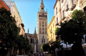 セビリアにあるApartamento en el Corazón de Sevillaの建物中高時計塔