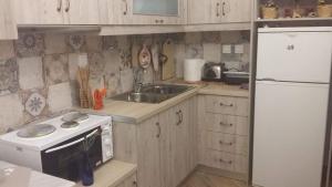 A kitchen or kitchenette at Violetta Rooms