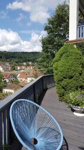 un banco de metal azul sentado en un balcón de madera en Haus Abendsonne, en Stadt Wehlen