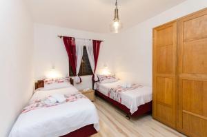Postel nebo postele na pokoji v ubytování Apartments Vesna with pool